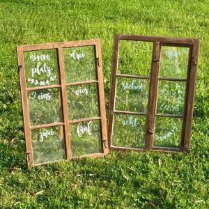 Fenster gross beschriftet