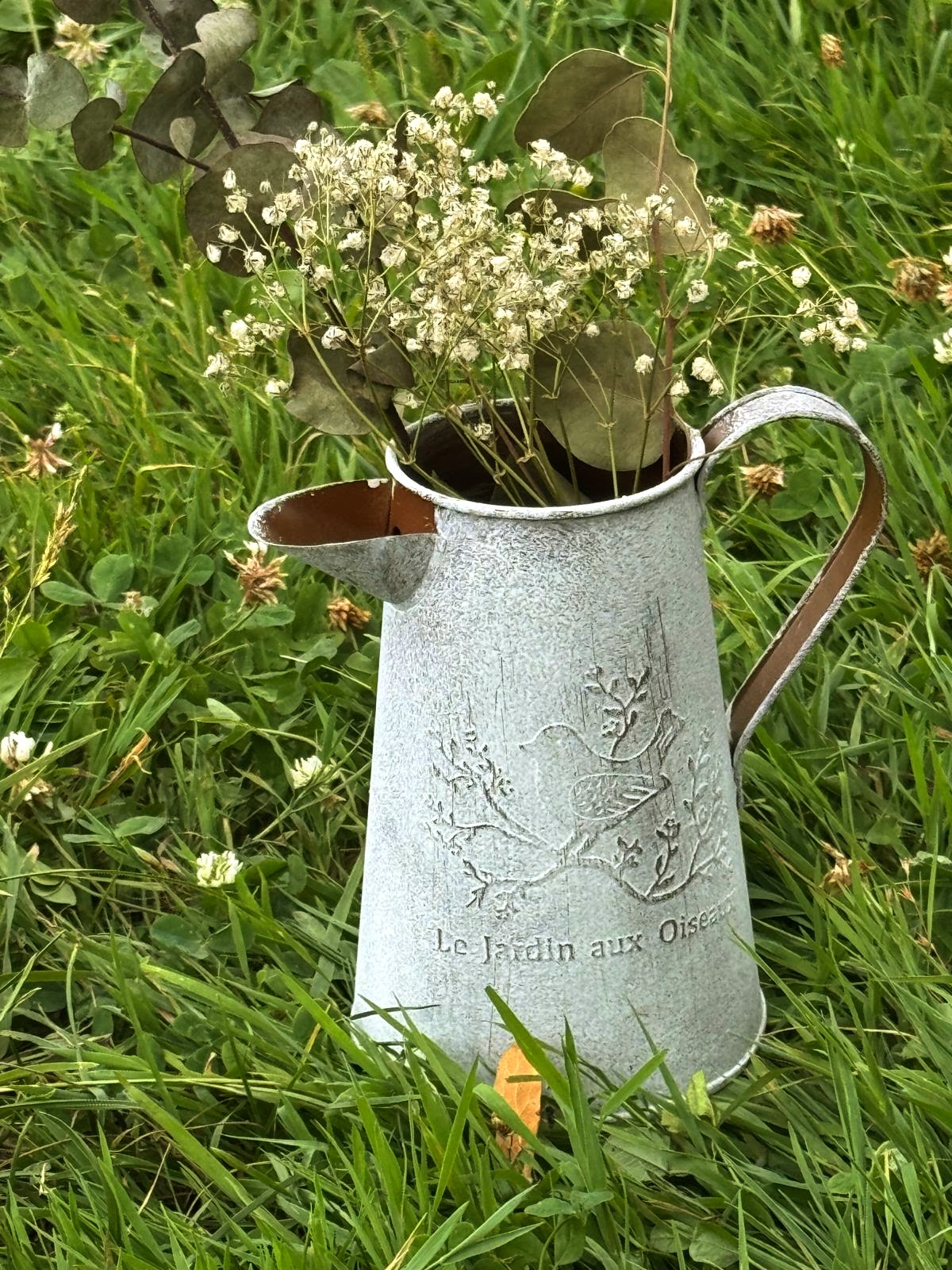 graue Vase mit Vogelbild und Satz “ Le Jardin aux Oiseaux“